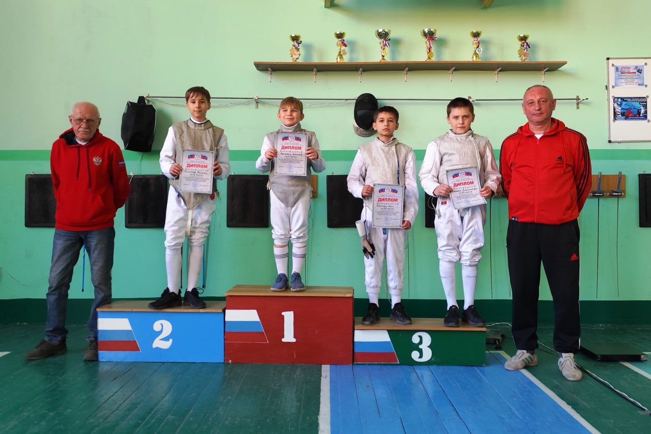 Виктор Водолацкий: Воспитанники Алчевского казачьего кадетского корпуса имени генерала Матвея Ивановича Платова приняли участие в соревнованиях на рапирах Виктор Водолацкий: Воспитанники Алчевского казачьего кадетского корпуса имени генерала Матвея Ивановича Платова приняли участие в соревнованиях на рапирах