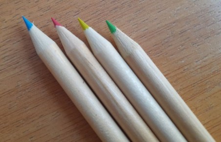 – Мы же с тобой договаривались: карандаши в столе должны лежать!