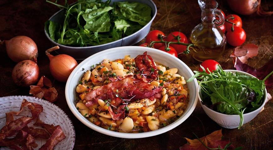Невероятное сочетание: белая фасоль с беконом и овощами