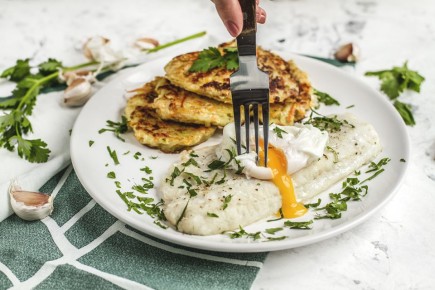 Вкусный звонок из Швейцарии: Филе трески с овощными рёшти и яйцом пашот