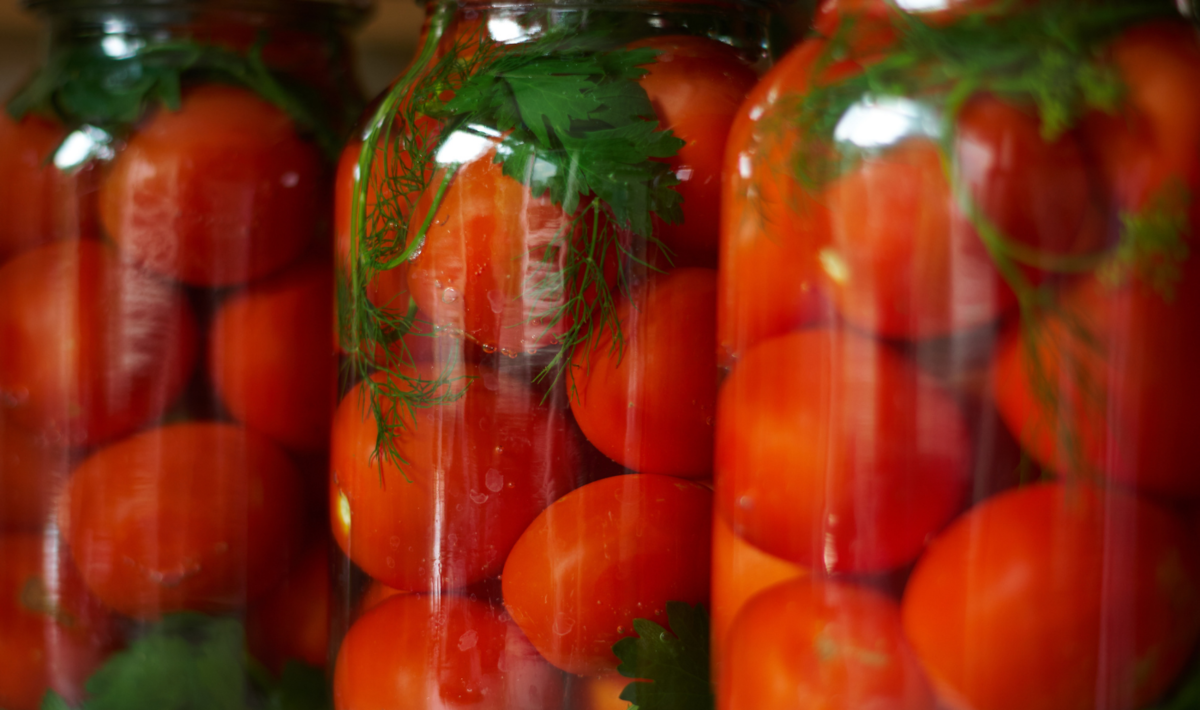Заготовки на зиму: сладковатые помидоры с чесноком по бабушкиному рецепту