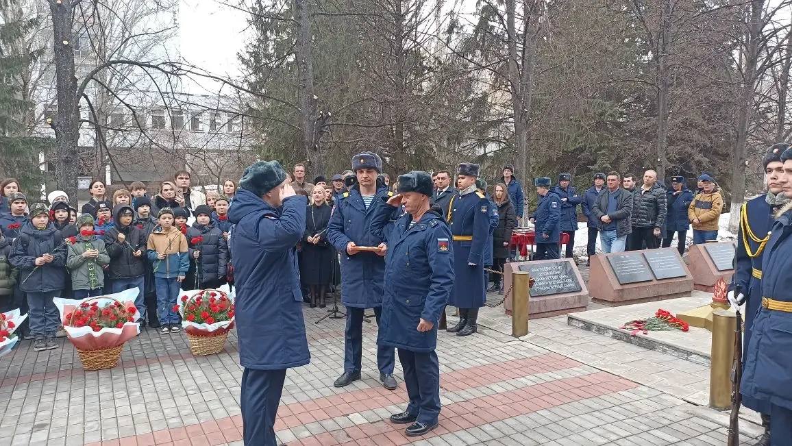26 марта в Тольятти на аллее Славы 3 отдельной гвардейской бригады специального назначения состоялась торжественная церемония открытия бюста герою России старшему прапорщику Виталию Шаповалову 26 марта в Тольятти на аллее Славы 3 отдельной гвардейской бригады специального назначения состоялась торжественная церемония открытия бюста герою России старшему прапорщику Виталию Шаповалову