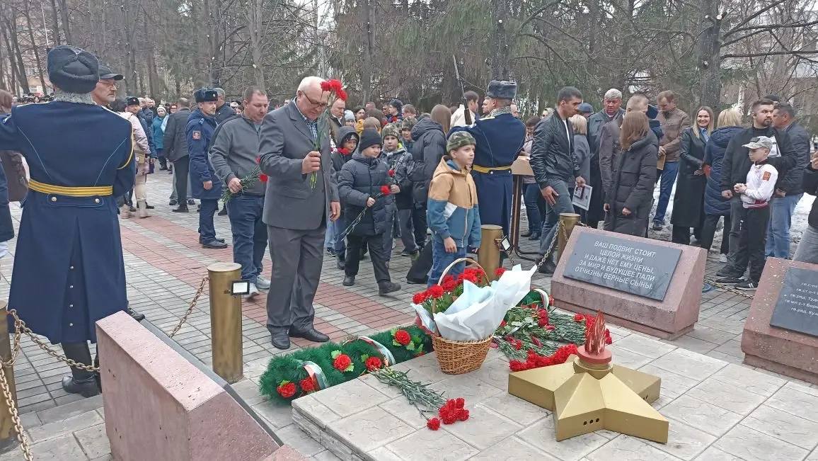 26 марта в Тольятти на аллее Славы 3 отдельной гвардейской бригады специального назначения состоялась торжественная церемония открытия бюста герою России старшему прапорщику Виталию Шаповалову 26 марта в Тольятти на аллее Славы 3 отдельной гвардейской бригады специального назначения состоялась торжественная церемония открытия бюста герою России старшему прапорщику Виталию Шаповалову