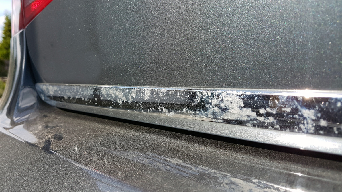 Эффективные способы очистки хрома от зимнего налета