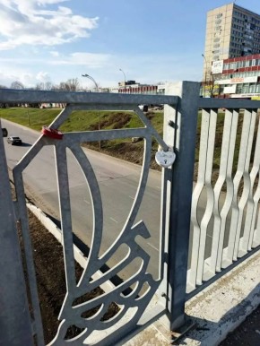 На новом пешеходном мосту появились замки любви, традиция продолжается!