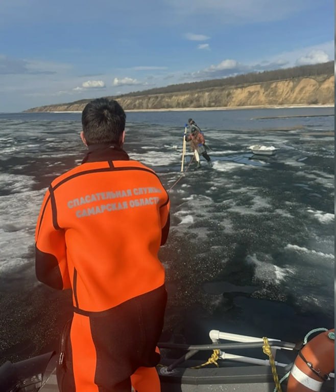 Двух «мамонтят» с удочками унесло на льдине под Тольятти