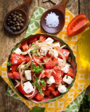 Сочный салат с помидорами и фетой, который приятно удивит