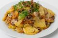 Наслаждайтесь вкусом: жареная картошка с лесными грибами на вашем столе