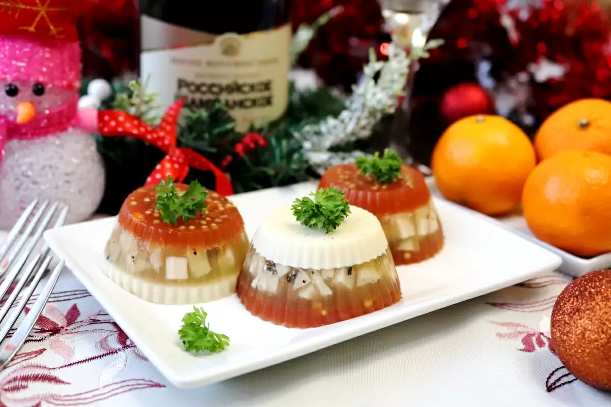Быстрое и эффектное заливное: праздничная закуска, которую успеют приготовить за пару часов