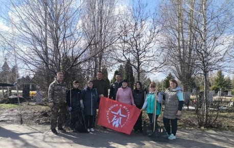Военнослужащие и семьи погибших бойцов провели субботник на Аллее Героев
