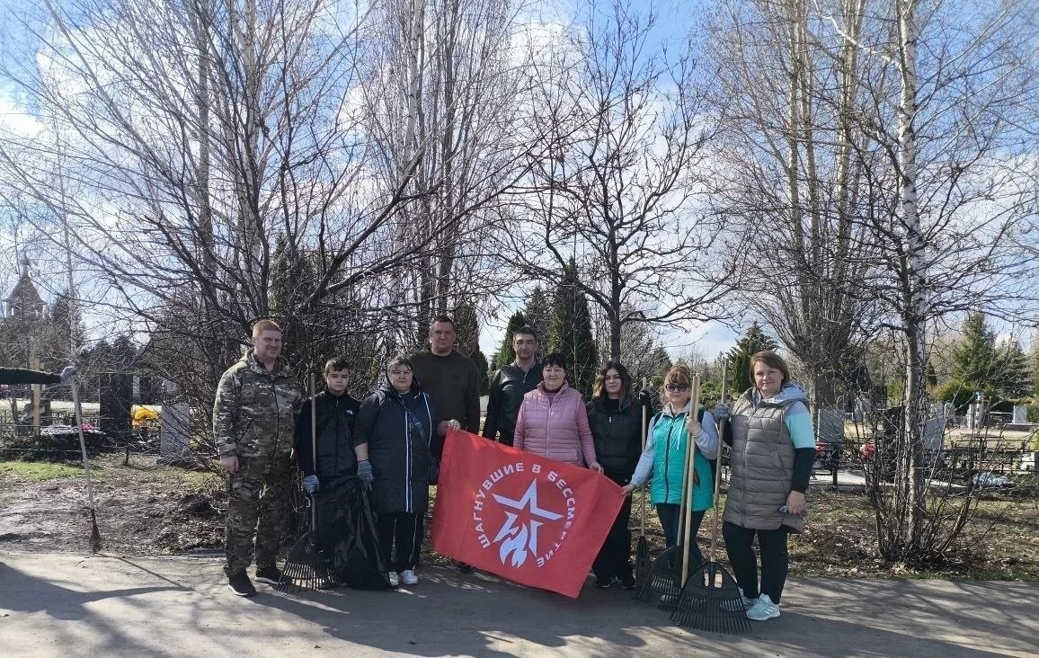 Военнослужащие и семьи погибших бойцов провели субботник на Аллее Героев