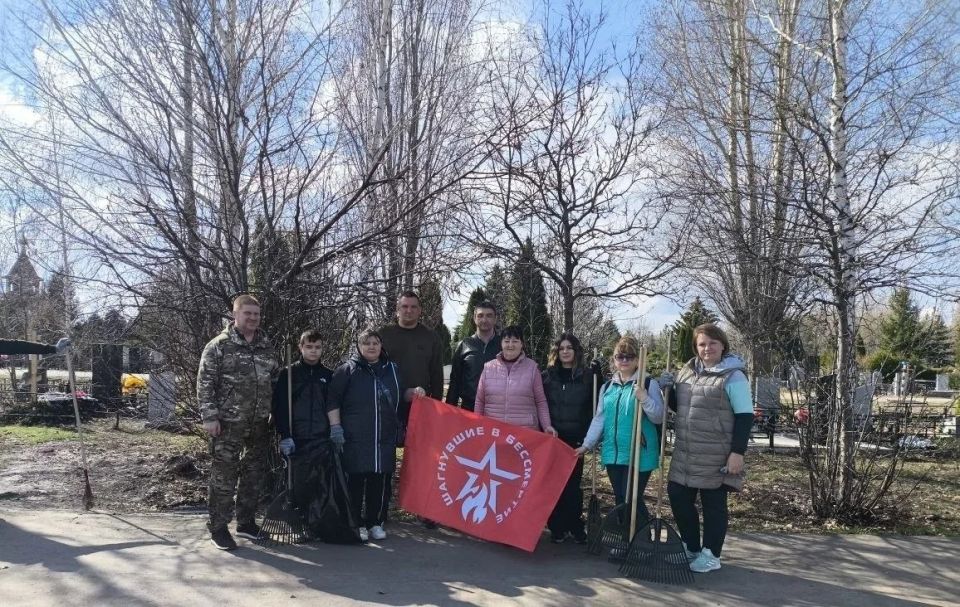 Военнослужащие и семьи погибших бойцов провели субботник на Аллее Героев