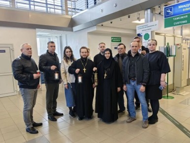 Сегодня в аэропорт Курумоч был доставлен Благодатный Огонь из Иерусалима