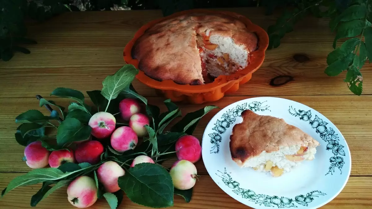 Шарлотка с яблоками: пора наслаждаться осенними вкусами