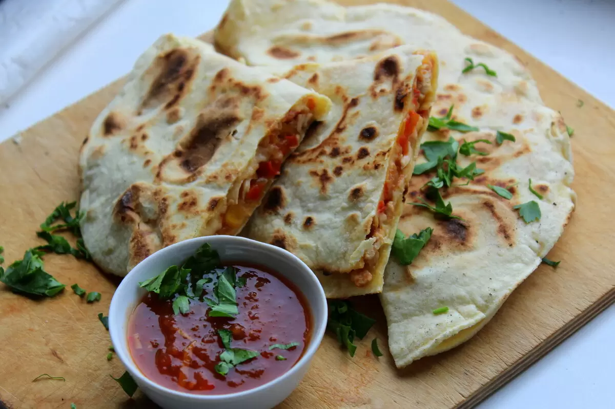 Кесадилья с курицей: весенний фастфуд для пикников