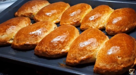 Очарование домашних булочек: творожное тесто с яблоками и заварным кремом