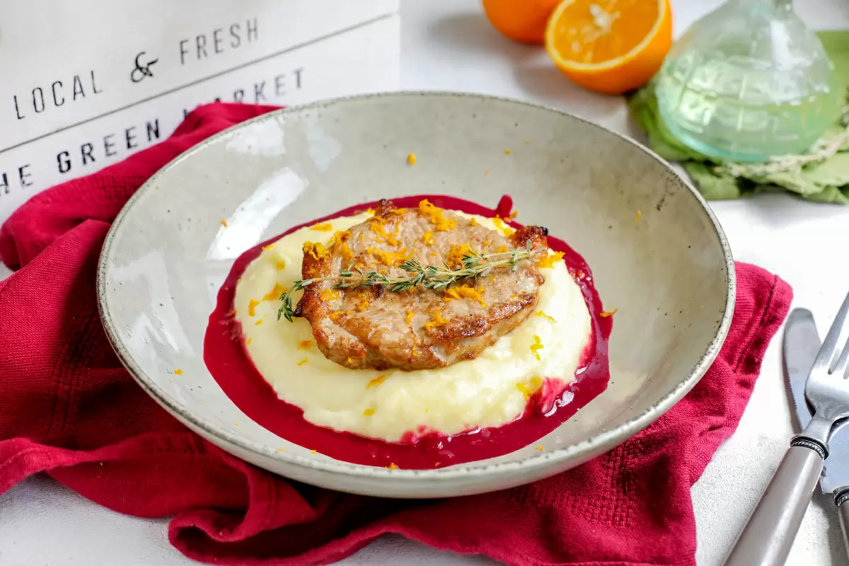 Необычное сочетание: свиные стейки с картофельным пюре и изысканным соусом Камберленд