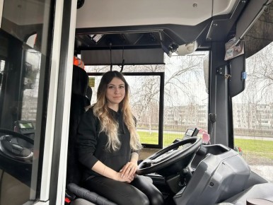 Увидели хрупкую девушку за рулём троллейбуса? Не удивляйтесь!