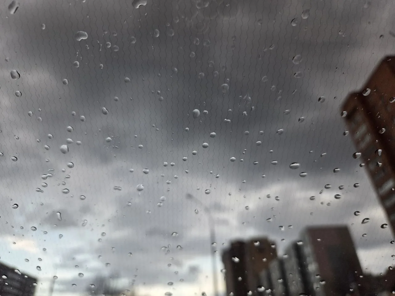 Сегодня вечером и в ночь на 15 апреля ожидается гроза, порывистый ветер с усилением до 18 м/с, местами град