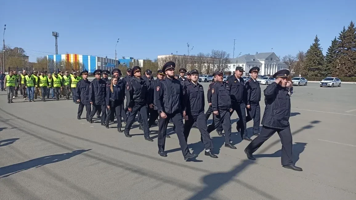 Стройность и выправка!. На площади Свободы прошёл традиционный весенний строевой смотр гарнизона полиции Тольятти