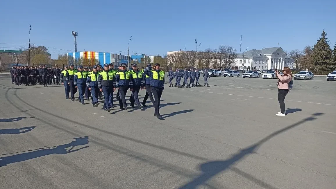 Стройность и выправка!. На площади Свободы прошёл традиционный весенний строевой смотр гарнизона полиции Тольятти Стройность и выправка!. На площади Свободы прошёл традиционный весенний строевой смотр гарнизона полиции Тольятти