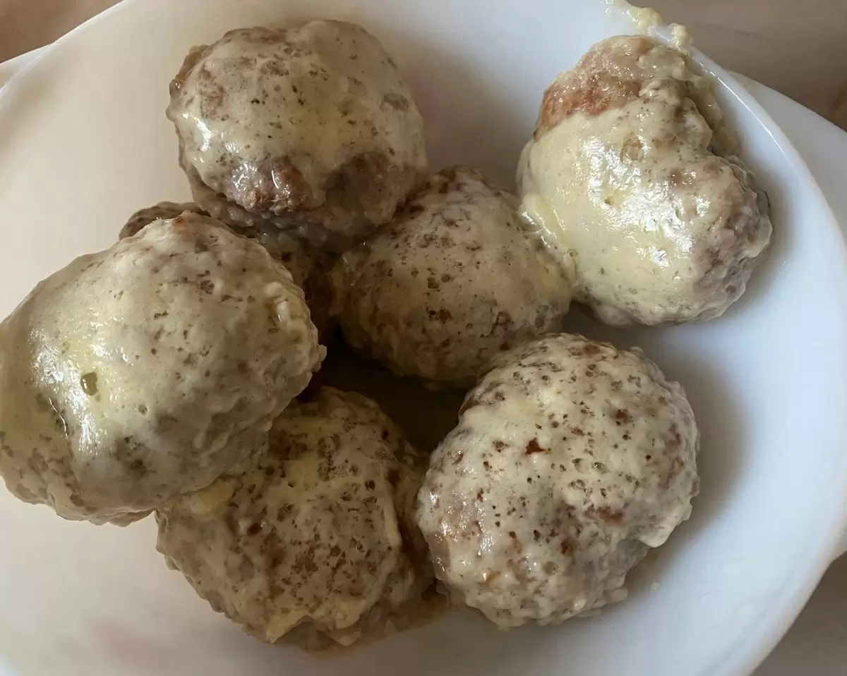 Вкусные мясные котлеты с аппетитной сырной корочкой