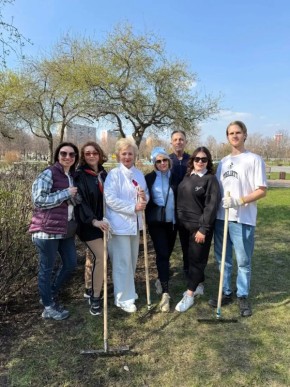 Сквер им.Сергея Жилкина стал чище: коллеги, друзья, семья первого мэра Тольятти привели в порядок территорию этого общественного пространства