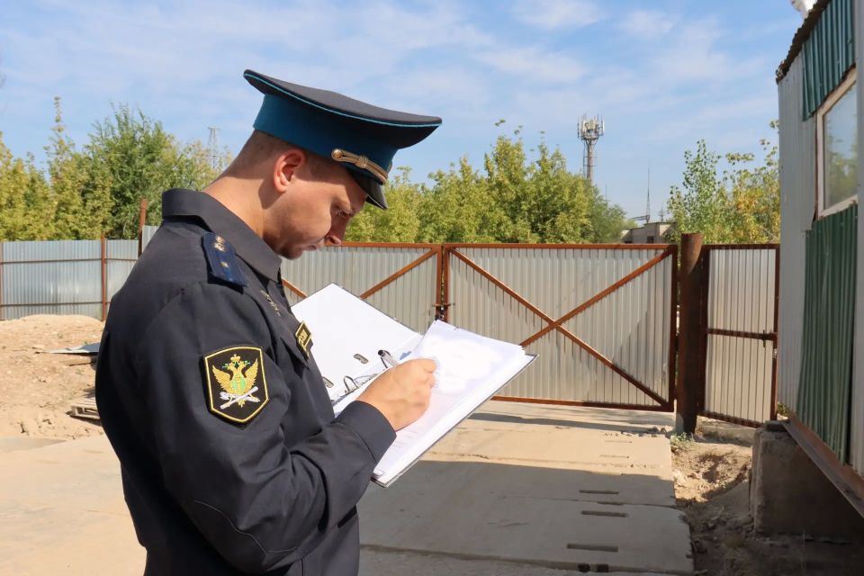 Землю пришлось вернуть: приставы добились переноса забора
