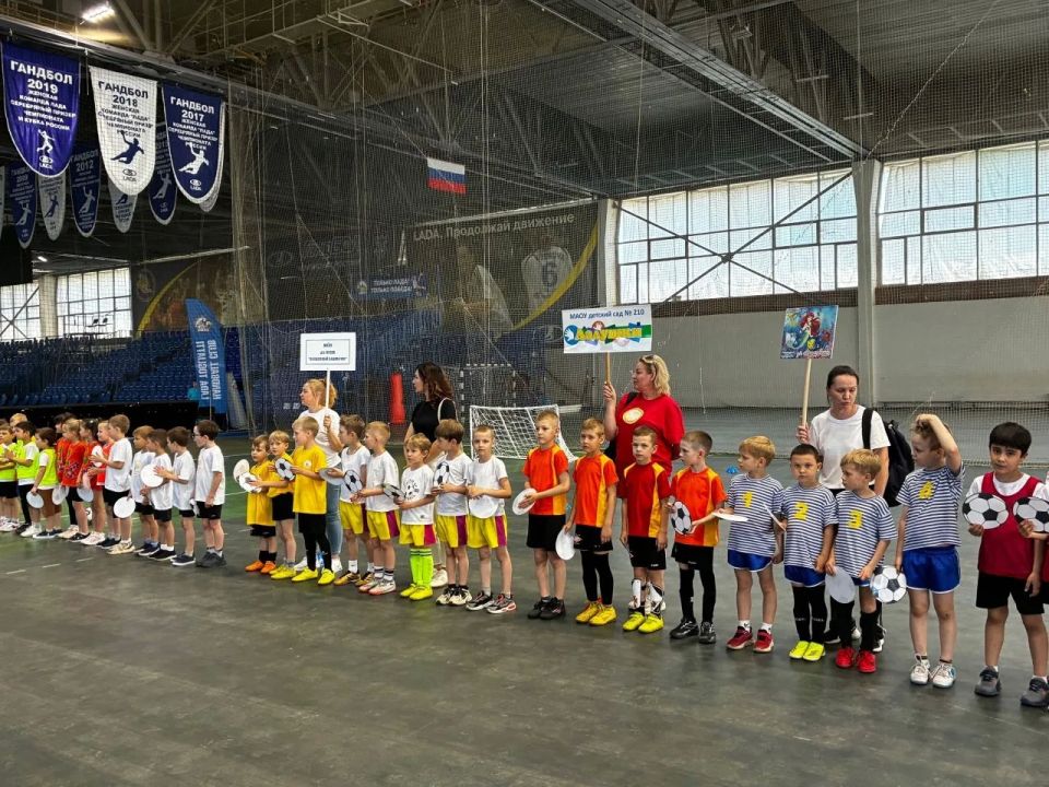Будущие чемпионы выходят на поле! Будущие чемпионы выходят на поле!