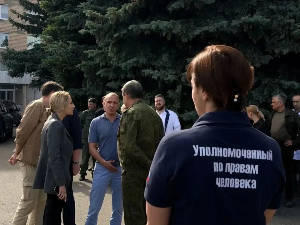 "Кто-то уже сидит на кровати и пьет чай "Кто-то уже сидит на кровати и пьет чай
