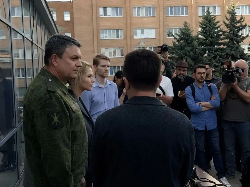 "Кто-то уже сидит на кровати и пьет чай "Кто-то уже сидит на кровати и пьет чай
