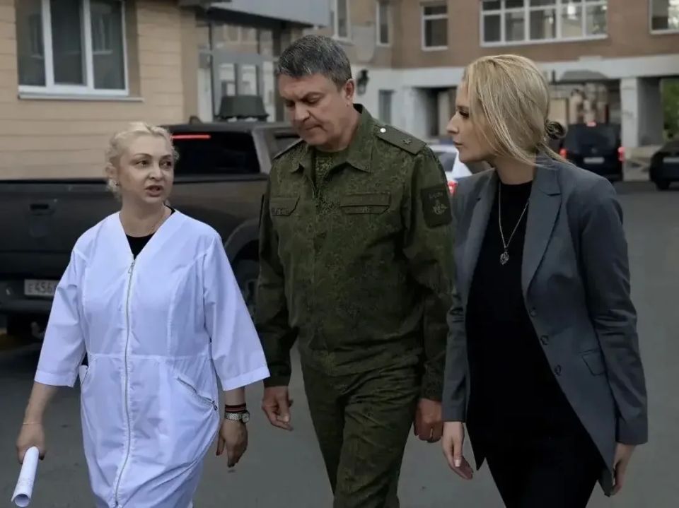"Кто-то уже сидит на кровати и пьет чай "Кто-то уже сидит на кровати и пьет чай