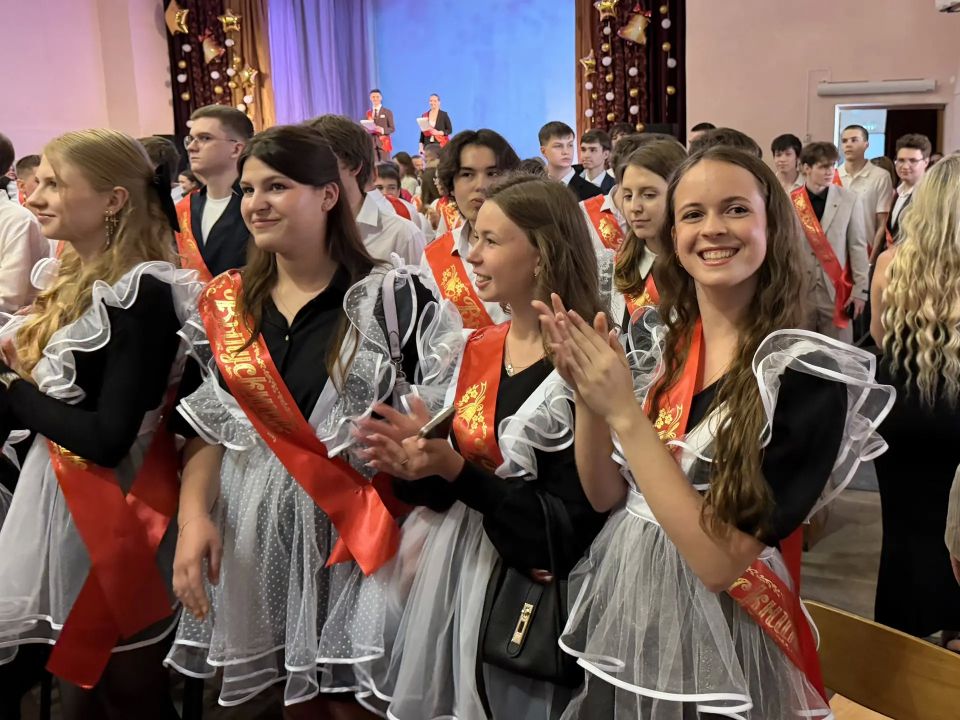 Илья Сухих: Сегодня для выпускников школ нашего города прозвучали последние звонки Илья Сухих: Сегодня для выпускников школ нашего города прозвучали последние звонки