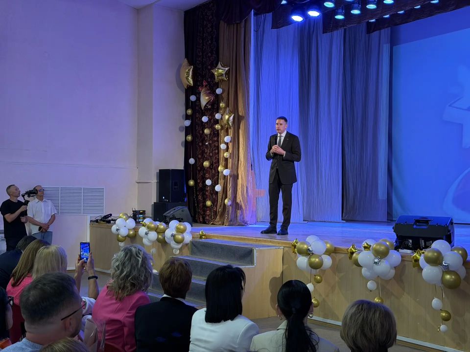 Илья Сухих: Сегодня для выпускников школ нашего города прозвучали последние звонки Илья Сухих: Сегодня для выпускников школ нашего города прозвучали последние звонки