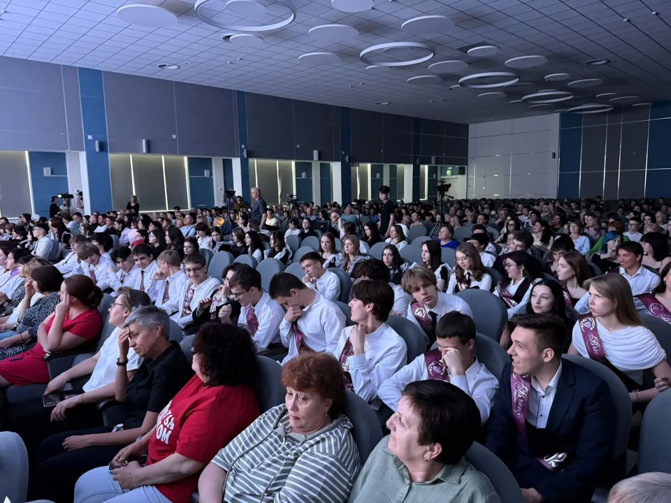 Илья Сухих: Сегодня для выпускников школ нашего города прозвучали последние звонки Илья Сухих: Сегодня для выпускников школ нашего города прозвучали последние звонки