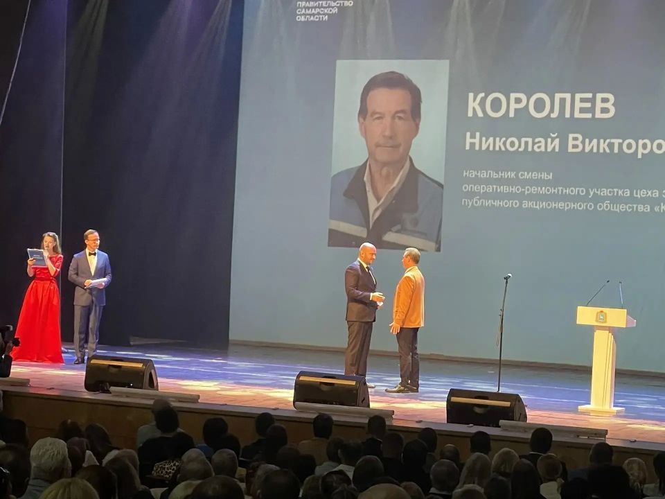 Губернатор Вячеслав Федорищев вручил награды химикам в Тольятти Губернатор Вячеслав Федорищев вручил награды химикам в Тольятти