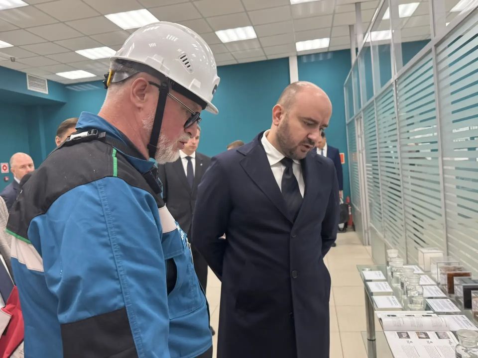 В преддверии Дня химика губернатор Самарской области Вячеслав Федорищев посещает завод «Тольяттикаучук» В преддверии Дня химика губернатор Самарской области Вячеслав Федорищев посещает завод «Тольяттикаучук»
