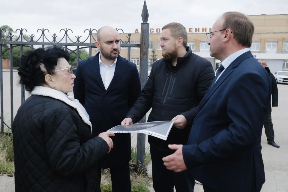 Губернатор Вячеслав Федорищев проконтролировал ход работ на Аллее Боевой и Трудовой Славы вместе с Елизаветой Сергеевной Шевалевой Губернатор Вячеслав Федорищев проконтролировал ход работ на Аллее Боевой и Трудовой Славы вместе с Елизаветой Сергеевной Шевалевой