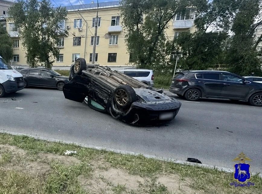 Полицейские работают на месте дорожно-транспортного происшествия в Комсомольском районе Тольятти Полицейские работают на месте дорожно-транспортного происшествия в Комсомольском районе Тольятти