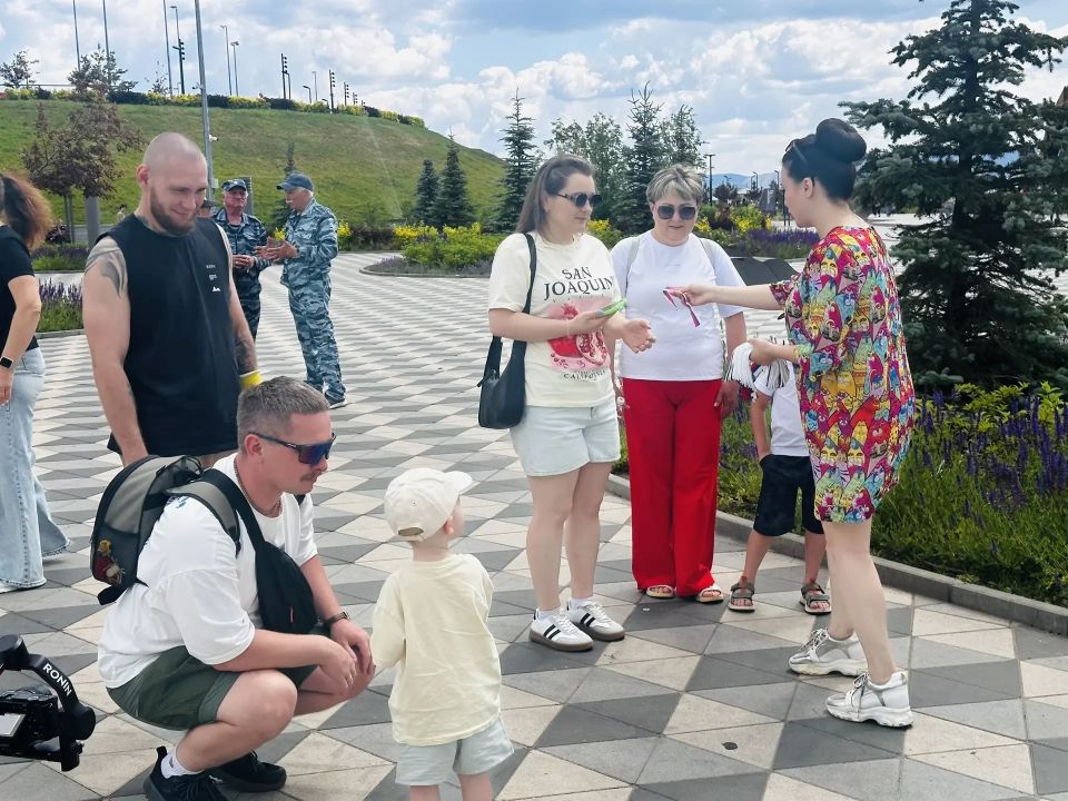 От сердца к сердцу: «Ленточка России» стала главным символом единства на набережной От сердца к сердцу: «Ленточка России» стала главным символом единства на набережной