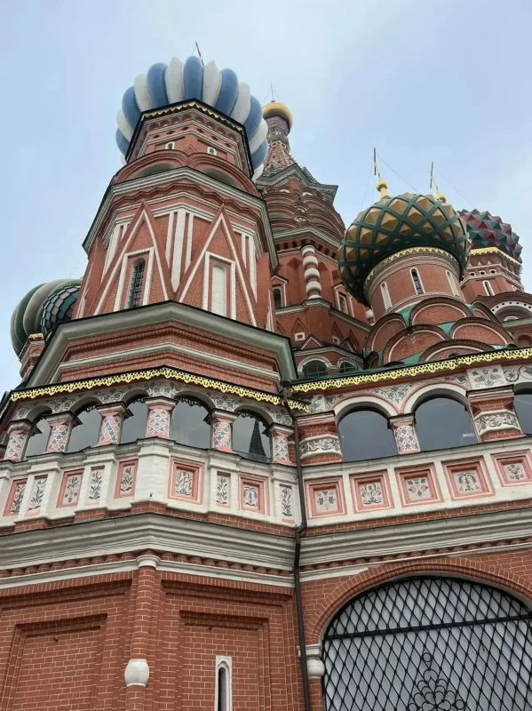 Почему Красная площадь так называется? Почему Красная площадь так называется?