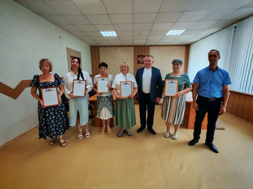 Так держать!. Накануне Дня России в администрации Комсомольского района состоялась торжественная церемония награждения горожан, принимавших активное участие в реализации общественных проектов в рамках программы «Народный... Так держать!. Накануне Дня России в администрации Комсомольского района состоялась торжественная церемония награждения горожан, принимавших активное участие в реализации общественных проектов в рамках программы «Народный...