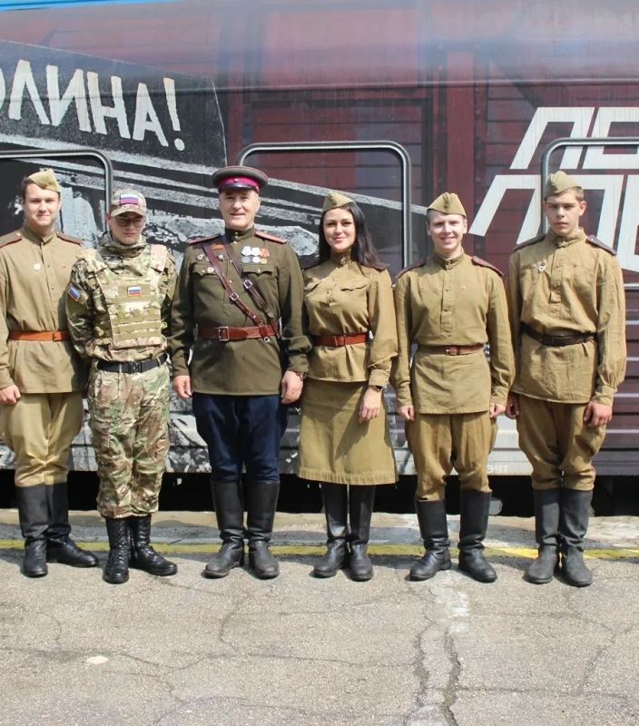 В Тольятти полицейские и представители Общественного совета при территориальном органе внутренних дел совместно с ребятами общественного движения «Волонтеры Победы» для детей одного из образовательных учреждений города... В Тольятти полицейские и представители Общественного совета при территориальном органе внутренних дел совместно с ребятами общественного движения «Волонтеры Победы» для детей одного из образовательных учреждений города...