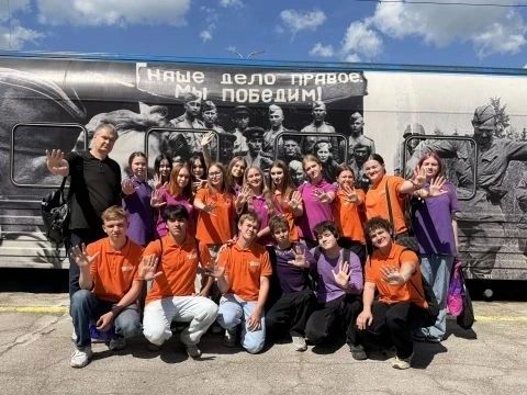 В Тольятти полицейские и представители Общественного совета при территориальном органе внутренних дел совместно с ребятами общественного движения «Волонтеры Победы» для детей одного из образовательных учреждений города... В Тольятти полицейские и представители Общественного совета при территориальном органе внутренних дел совместно с ребятами общественного движения «Волонтеры Победы» для детей одного из образовательных учреждений города...