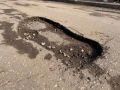 На Сахалине водителям выписали штрафы по 7500 рублей за объезд дорожных ям