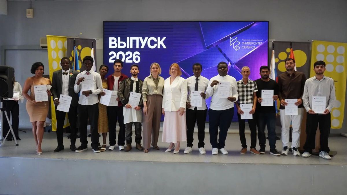Глава города Илья Сухих вручил красные дипломы выпускникам Университета сервиса Глава города Илья Сухих вручил красные дипломы выпускникам Университета сервиса