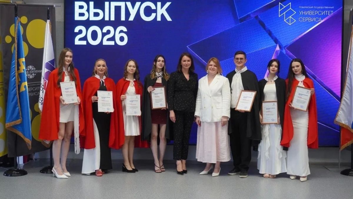 Глава города Илья Сухих вручил красные дипломы выпускникам Университета сервиса Глава города Илья Сухих вручил красные дипломы выпускникам Университета сервиса
