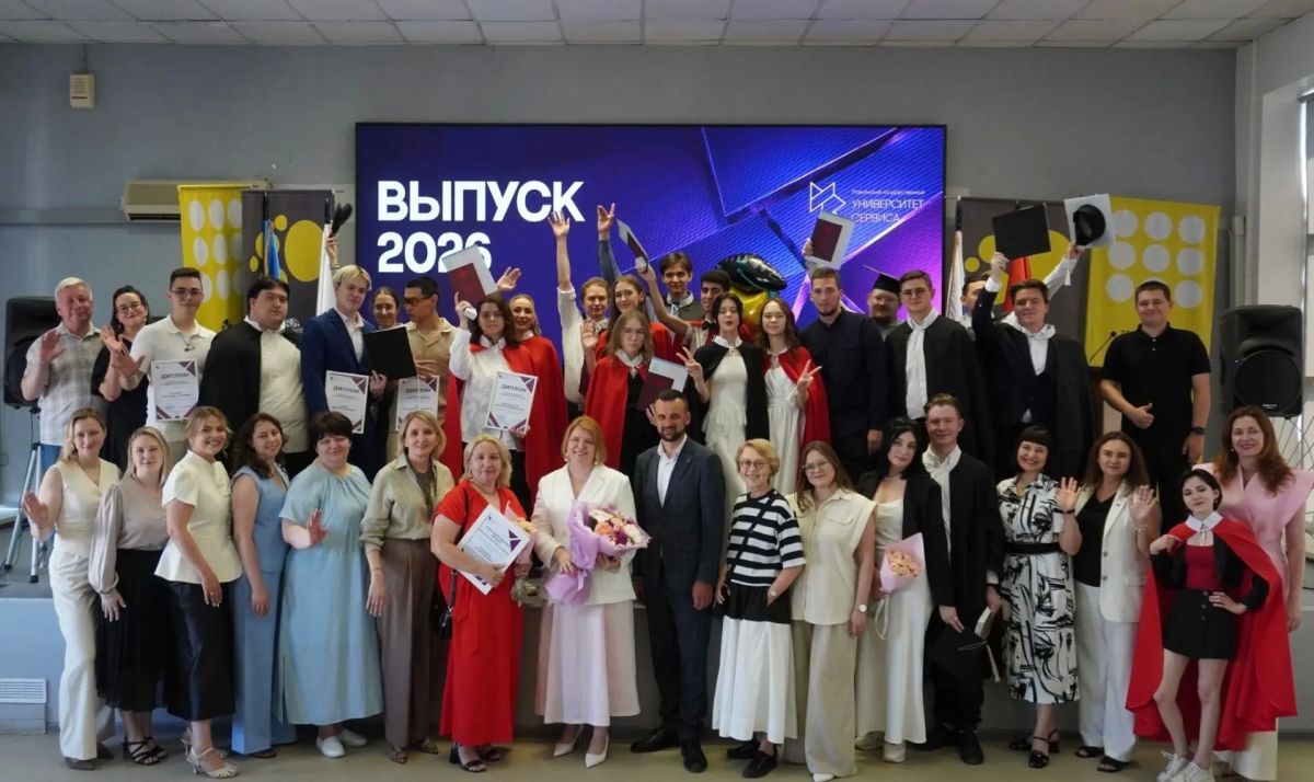 Глава города Илья Сухих вручил красные дипломы выпускникам Университета сервиса Глава города Илья Сухих вручил красные дипломы выпускникам Университета сервиса