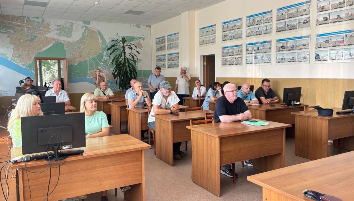 Сегодня, сотрудники технического надзора и отделения пропаганды #ГосавтоинспекцииТольятти провели краш-курс с водительским составом АТП №3 Сегодня, сотрудники технического надзора и отделения пропаганды #ГосавтоинспекцииТольятти провели краш-курс с водительским составом АТП №3