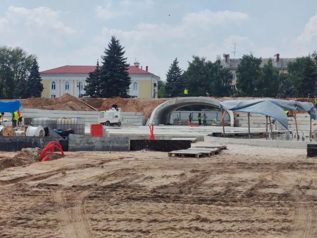 Глава региона оценил работы по благоустройству Центральной площади Глава региона оценил работы по благоустройству Центральной площади